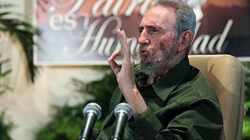 Ông Fidel castro xuất hiện trong cuộc nói chuyện với các nghệ sĩ và học giả ở Havana hôm 26-7.